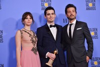 第74回ゴールデングローブ賞授賞式にてデイミアン・チャゼル（中央）と、プレゼンターとして参加したフェリシティ・ジョーンズ（左）、ディエゴ・ルナ（右）。（写真提供：Sthanlee Mirador / Sipa USA / Newscom / ゼータ イメージ）