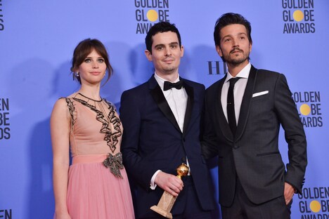 第74回ゴールデングローブ賞授賞式にてデイミアン・チャゼル（中央）と、プレゼンターとして参加したフェリシティ・ジョーンズ（左）、ディエゴ・ルナ（右）。（写真提供：Sthanlee Mirador / Sipa USA / Newscom / ゼータ イメージ）