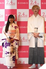 左からmiwa、坂口健太郎。