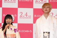 左からmiwa、坂口健太郎。