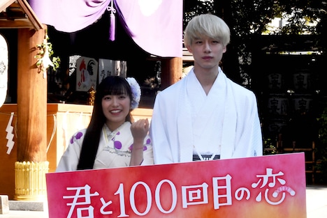 左からmiwa、坂口健太郎。