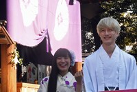 左からmiwa、坂口健太郎。