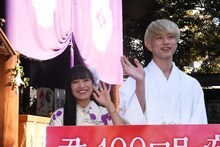 左からmiwa、坂口健太郎。