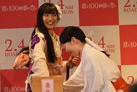 恋みくじを引くmiwa。