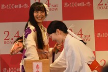 恋みくじを引くmiwa。