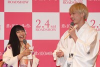 左からmiwa、坂口健太郎。