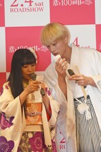 恋みくじを確認するmiwa（左）と坂口健太郎（右）。