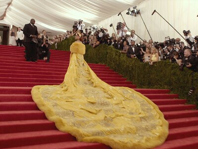 「メットガラ ドレスをまとった美術館」