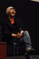 楽しげにトークを行う押井守。