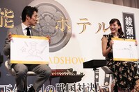 左から堤真一、綾瀬はるか。