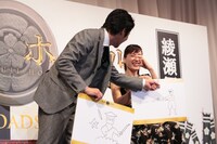 綾瀬はるか（右）の絵にツッコミを入れる堤真一（左）。