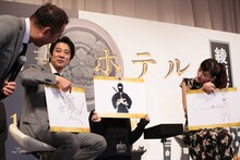 左から鈴木雅之、堤真一、綾瀬はるか。