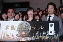 「本能寺ホテル」公開直前試写会イベントの様子。左から鈴木雅之、綾瀬はるか、堤真一。