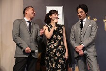 綾瀬はるか（中央）の射的の腕前に渋い顔をする堤真一（右）。