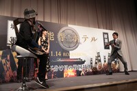 「手裏剣」をジェスチャーで伝えようとする堤真一（右）。