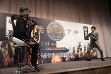 「手裏剣」をジェスチャーで伝えようとする堤真一（右）。