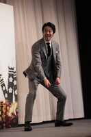 「百姓一揆」を必死にジェスチャーで伝えようとする堤真一。