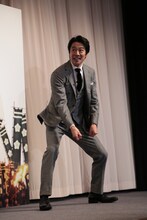 「百姓一揆」を必死にジェスチャーで伝えようとする堤真一。