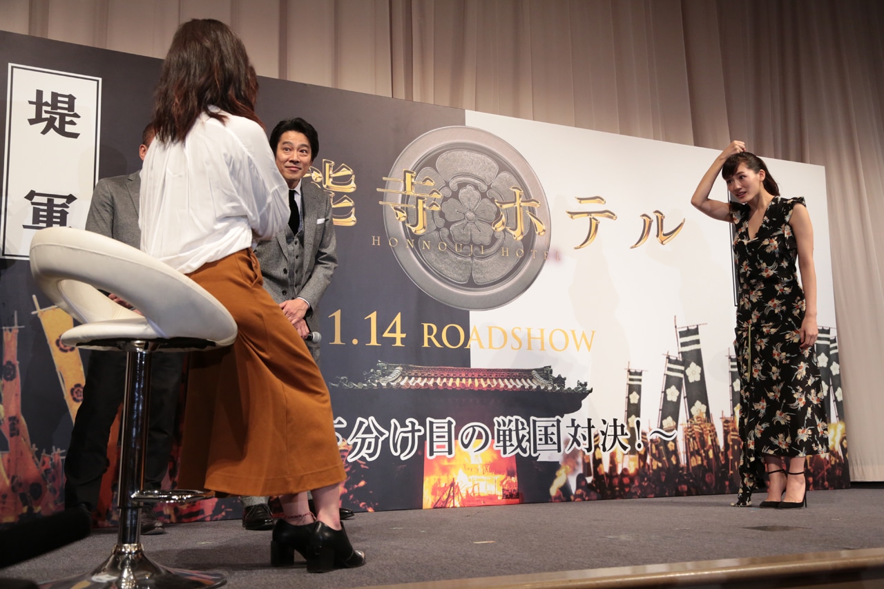 「ちょんまげ」をジェスチャーで伝えようとする綾瀬はるか（右）。