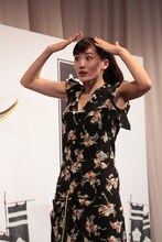 必死にジェスチャーする綾瀬はるか。