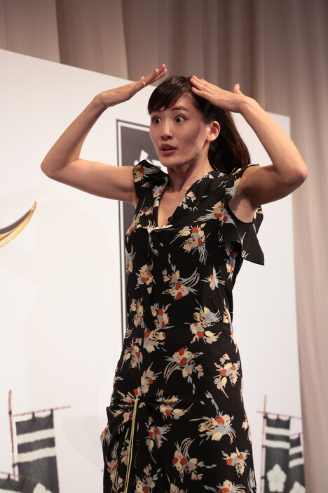 必死にジェスチャーする綾瀬はるか。