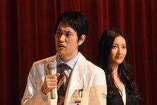 左から木村拓哉に真剣に質問する松山ケンイチ、菜々緒。