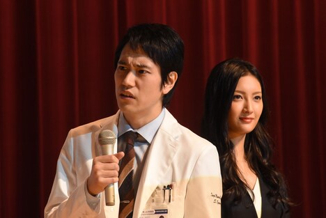 左から木村拓哉に真剣に質問する松山ケンイチ、菜々緒。