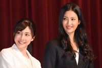 左から竹内結子、菜々緒。