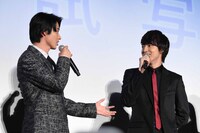 山崎賢人（左）に「自己紹介は？」と振られた松尾太陽（右）。