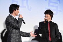 山崎賢人（左）に「自己紹介は？」と振られた松尾太陽（右）。