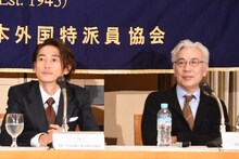 左から窪塚洋介、イッセー尾形。