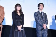左から川口春奈、山崎賢人。