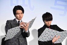 今年の抱負を、7秒でフリップに書き込む様子。左から山崎賢人、松尾太陽。