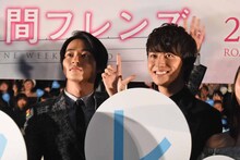 松尾太陽（右）にいたずらする山崎賢人（左）。