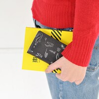 「シン・ゴジラ」×鬼頭祈 Gizmobies BOOK iPhoneケース（4320円）※iPhone6 / 6s / 7対応