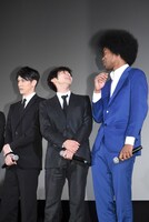 副島淳（右）のアフロヘアを見上げる山田裕貴（中央）。