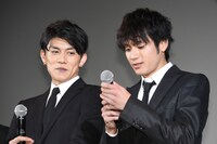 「闇金ドッグス4」の舞台挨拶に引き続き、マイクのスイッチを入れ忘れてしまった山田裕貴（右）。