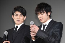 「闇金ドッグス4」の舞台挨拶に引き続き、マイクのスイッチを入れ忘れてしまった山田裕貴（右）。