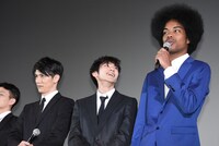 副島淳（右）のアフロヘアを見上げる山田裕貴（中央）。