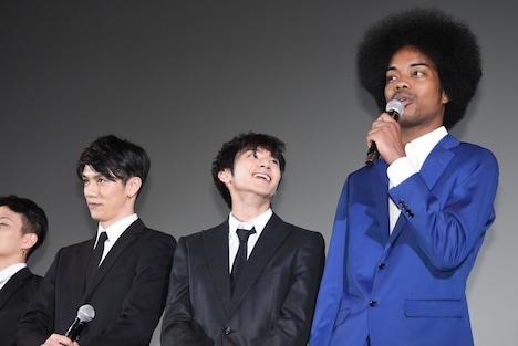 副島淳（右）のアフロヘアを見上げる山田裕貴（中央）。