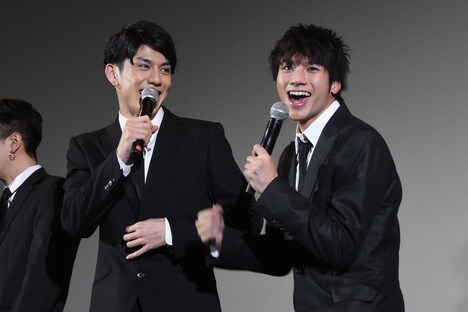 「さすがバディ！」と興奮する山田裕貴（右）と青木玄徳（左）。