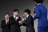 「さすがバディ！」と興奮する山田裕貴（中央右）と青木玄徳（中央左）。