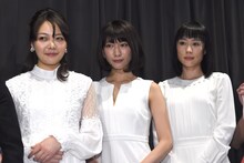 左から真上さつき、井端珠里、美知枝。