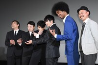 カメラマンから「闇金っぽいポーズ」を要求され、思い思いに表現するキャストたち。