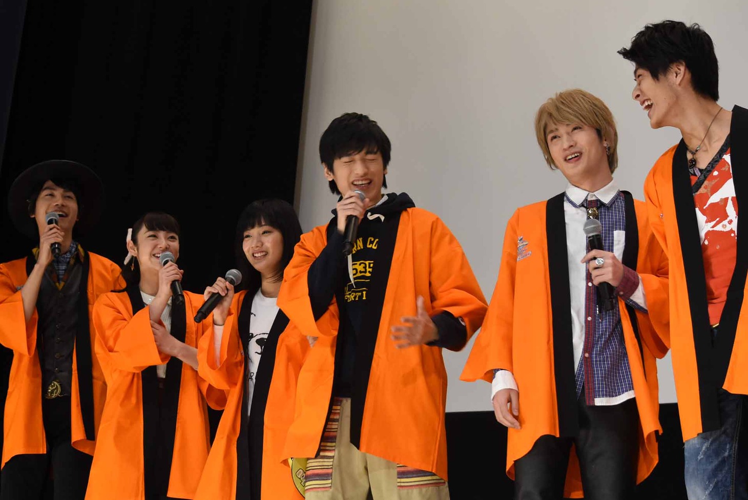 西川俊介（右端）にツッコむニンニンジャーキャストたち。