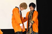 嫌がる松本岳（左）を、ダンスの立ち位置まで案内する渡邉剣（右）。