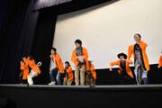 「レッツ！ジュウオウダンス」披露の様子。