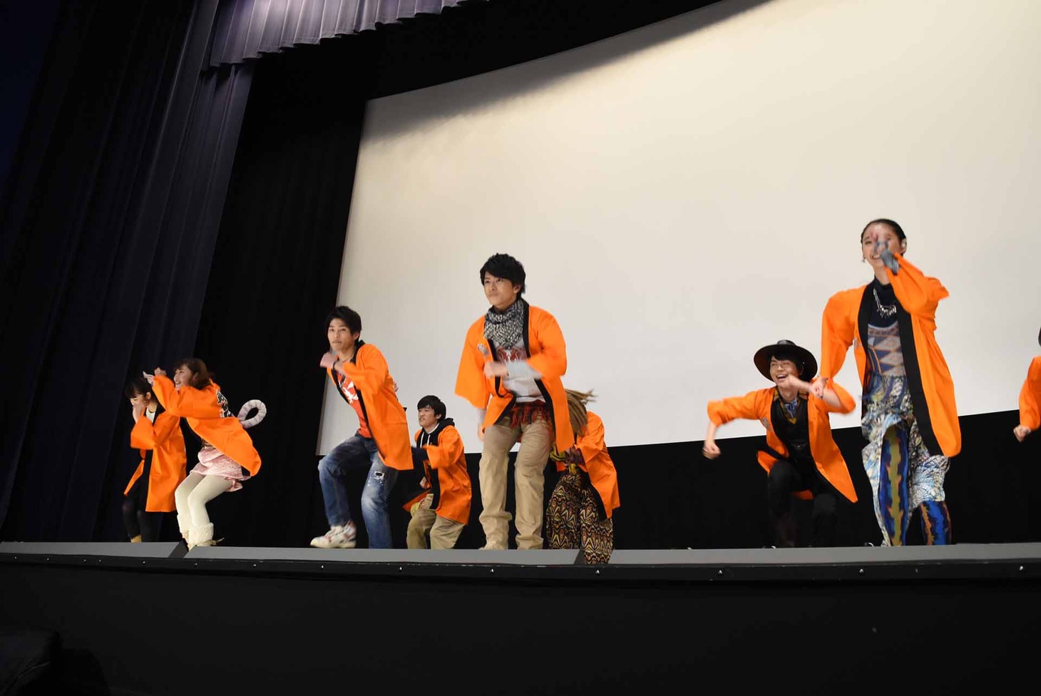 「レッツ！ジュウオウダンス」披露の様子。