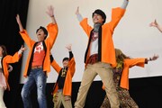 「レッツ！ジュウオウダンス」披露の様子。