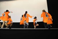 「レッツ！ジュウオウダンス」披露の様子。